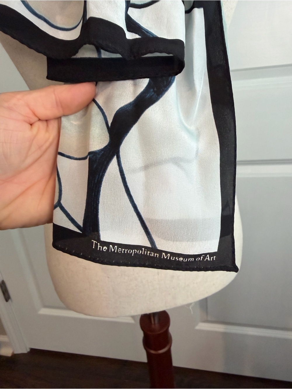 Metropolitan Museum of Art Louis C. Tiffany White Magnolia Oblong Silk Scarf - Picture 6 of 9